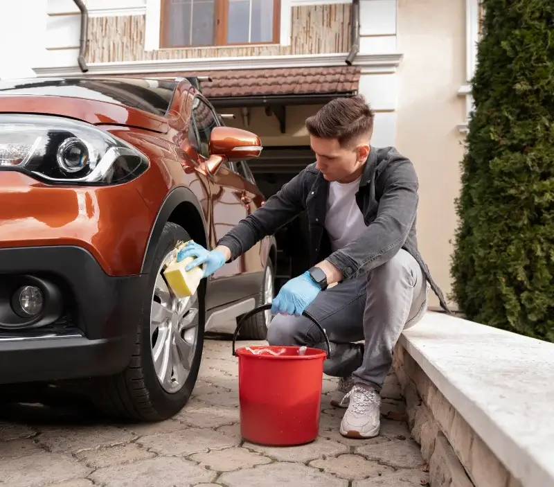 Lavage auto à domicile Puygaillard-de-Lomagne : professionnel intervenant sur un véhicule